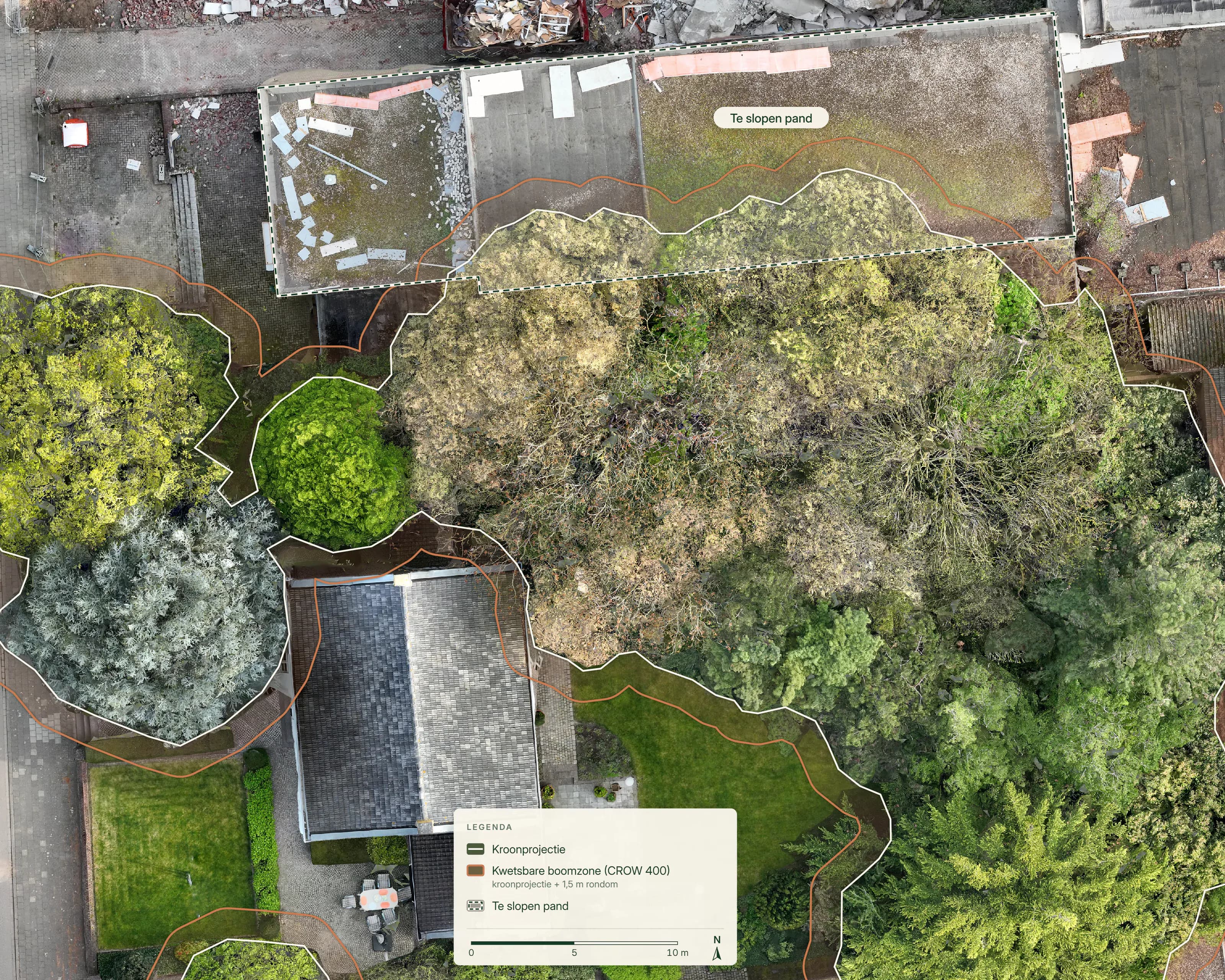 Orthofoto van de tuin vol bomen naast het te slopen pand, met de kroonprojectie als witte lijn, de kwetsbare boomzone als terracotta lijn en een legenda met schaalbalk