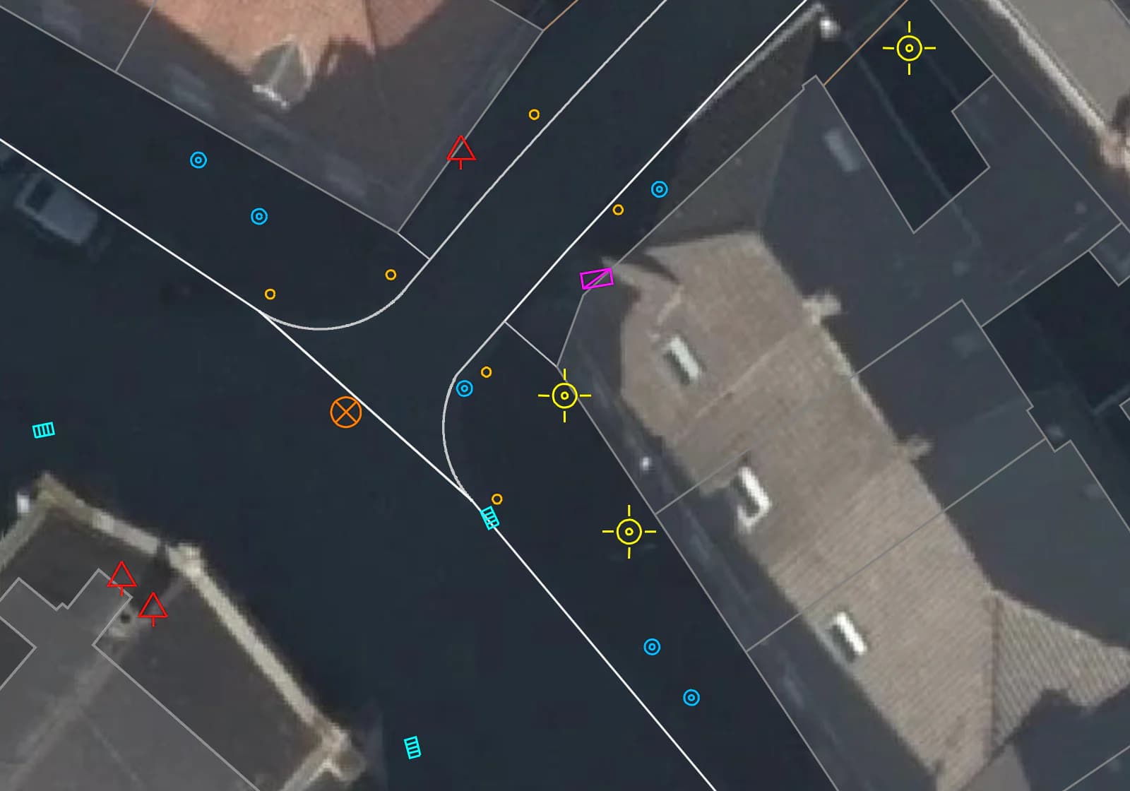 Dezelfde kruising op de luchtfoto: stoepranden, lichtmasten en kolken vallen precies op de straat